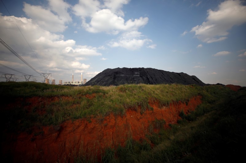 © Reuters. A heap of coal is seen beside a power station owned by Eskom in Duhva