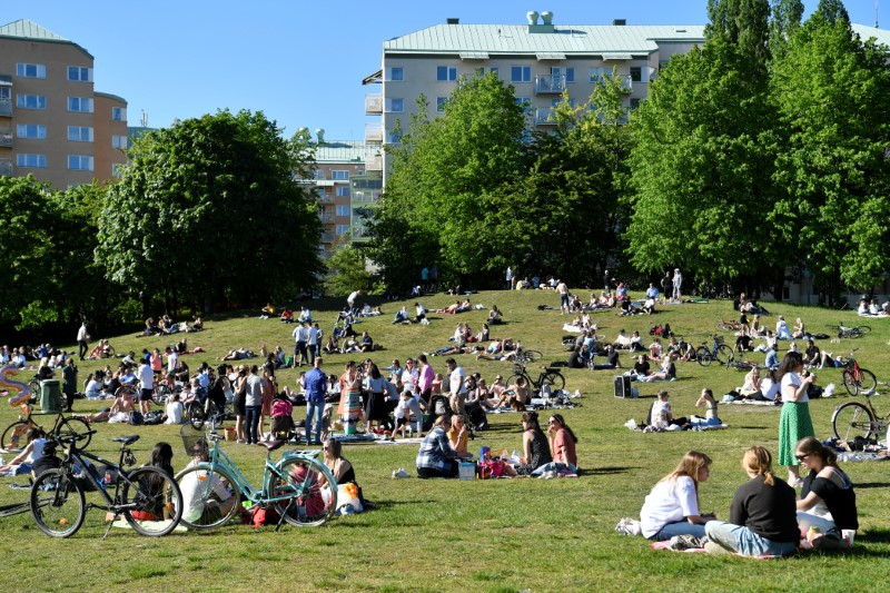 &copy; Reuters. FOTO DE ARCHIVO: Varios grupos de personas disfrutan del buen tiempo en el parque Tantolunden de Estocolmo