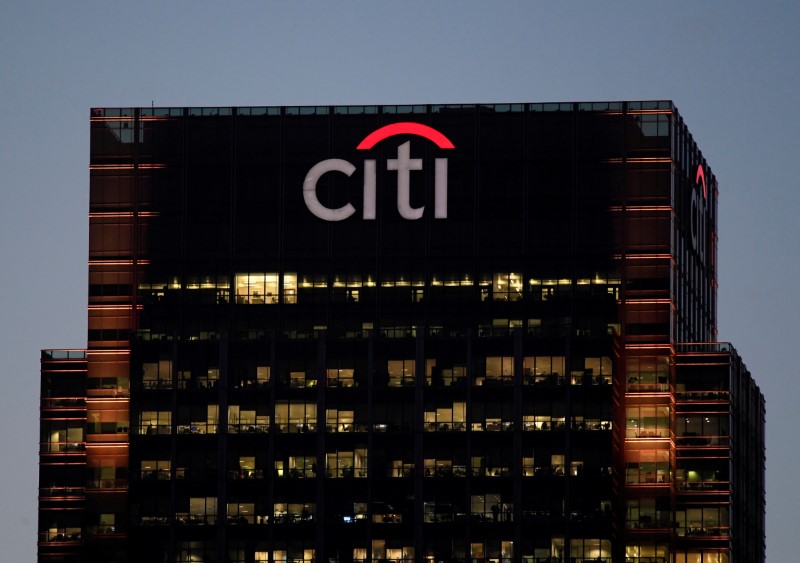 © Reuters. FILE PHOTO: Workers are seen in at Citibank offices in the Canary Wharf financial district in London