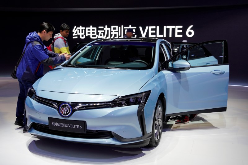 © Reuters. FILE PHOTO: Buick's electric vehicle(EV) Velite 6 of GM is unveiled during the media day for Shanghai auto show