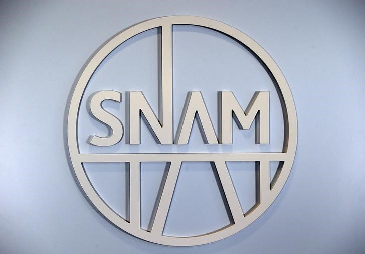 &copy; Reuters. Il logo Snam presso la sede centrale a San Donato Milanese
