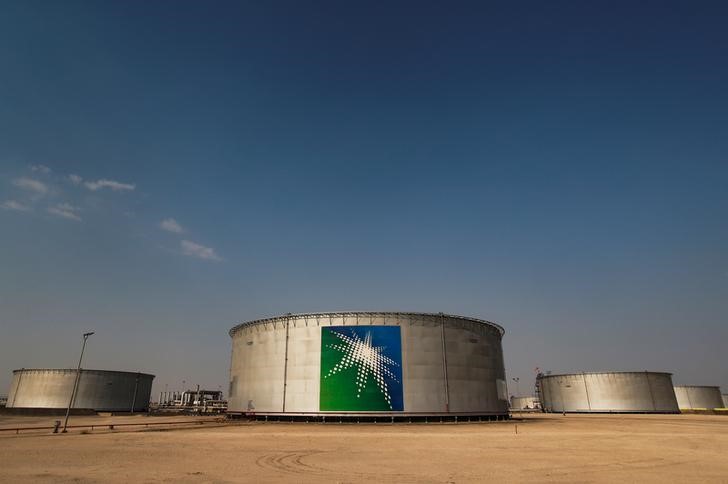 &copy; Reuters. Нефтяные резервуары на заводе Saudi Aramco в Абкаике
