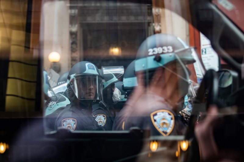 © Reuters. Protesters rally against the death in Minneapolis police custody of George Floyd, in New York