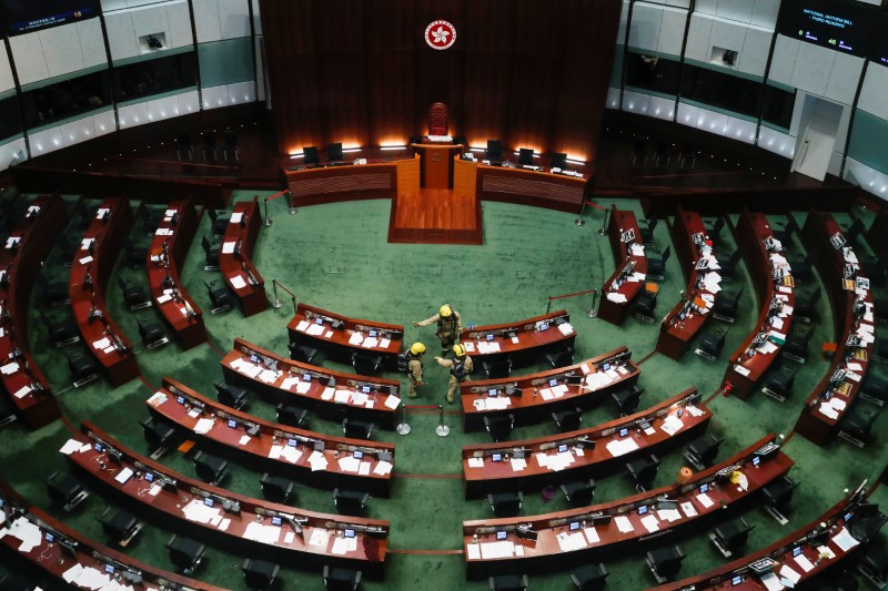 &copy; Reuters. Bombeiros inspecionam plenário do Conselho Legislativo de Hong Kong