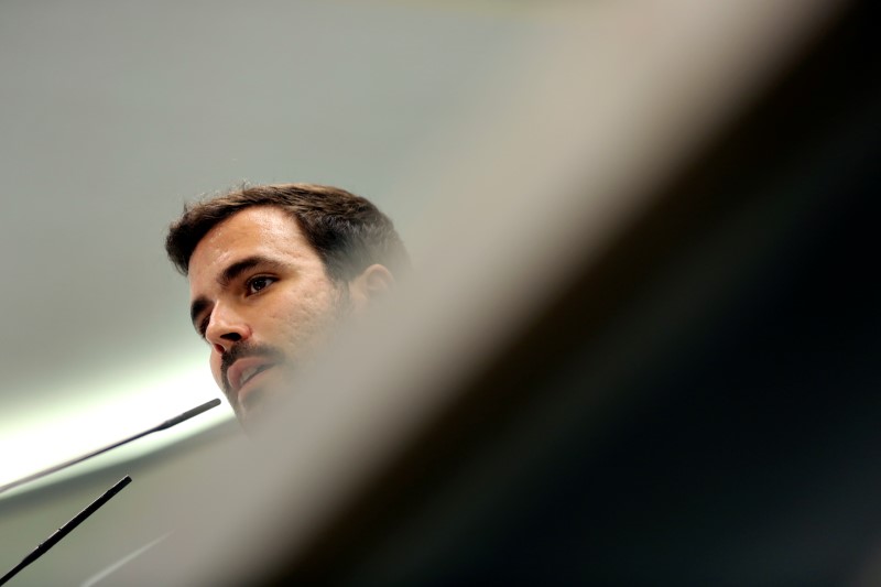 &copy; Reuters. FOTO DE ARCHIVO: El líder de Izquierda Unida, Alberto Garzón, se dirige a los medios de comunicación durante una conferencia de prensa en la sede de su partido en Madrid, España, el 3 de octubre de 2016