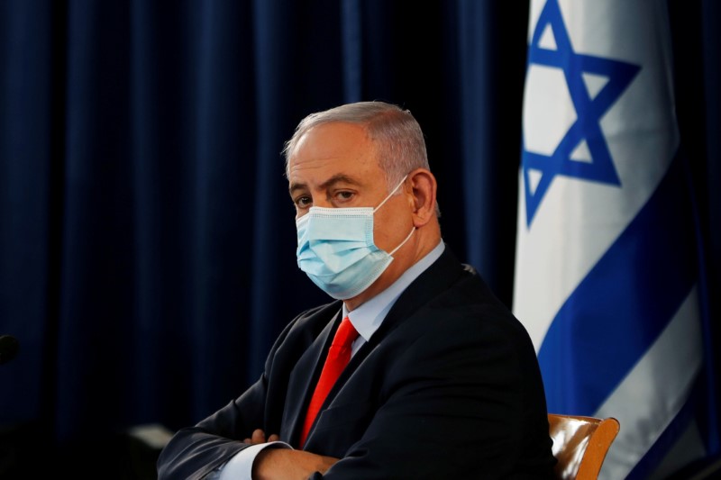 &copy; Reuters. FOTO DE ARCHIVO: El primer ministro israelí Benjamín Netanyahu usa una mascarilla en Jerusalén el 31 de mayo de 2020