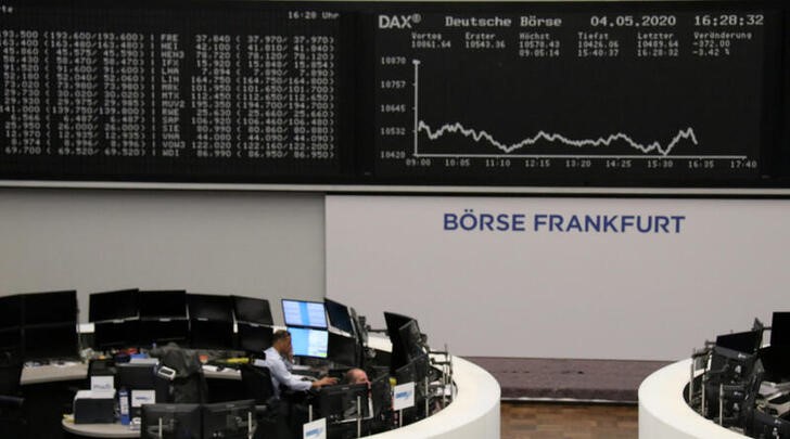 © Reuters. Il grafico dell'indice tedesco DAX nella sede della Borsa di Francoforte