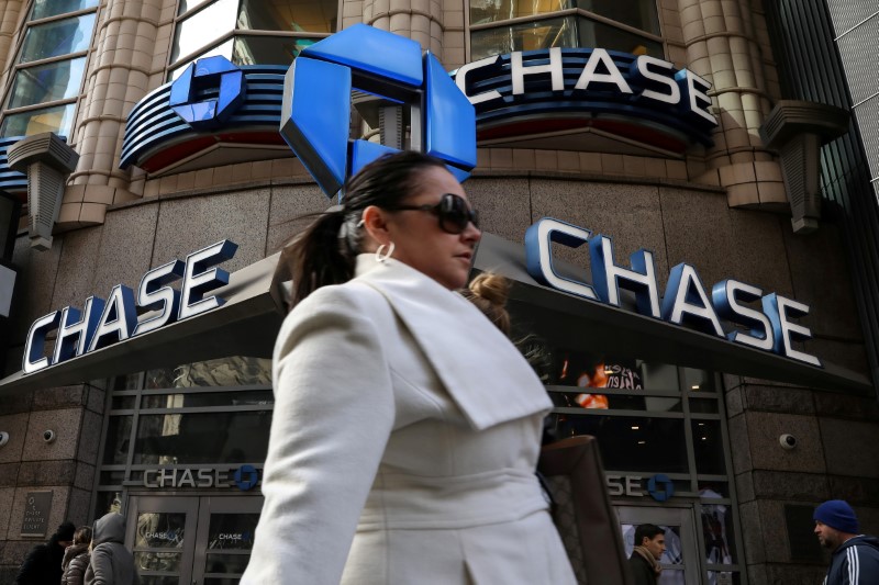&copy; Reuters. FILE PHOTO: A woman passes by a Chase bank in Times Square in New York