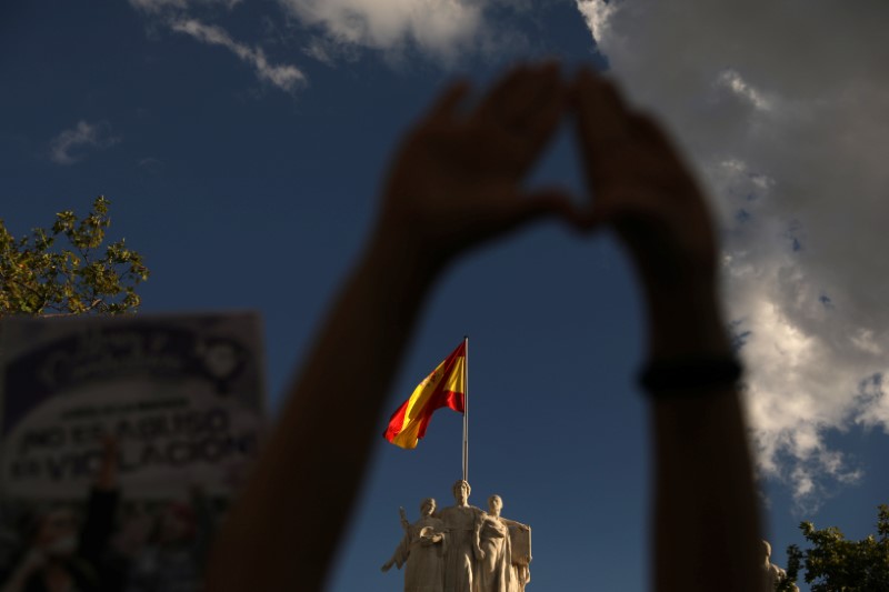 &copy; Reuters. FOTO DE ARCHIVO: Mujeres se reúnen ante el Tribunal Supremo de España después del juicio a &apos;la Manada&apos; en Madrid, España, el 21 de junio de 2019