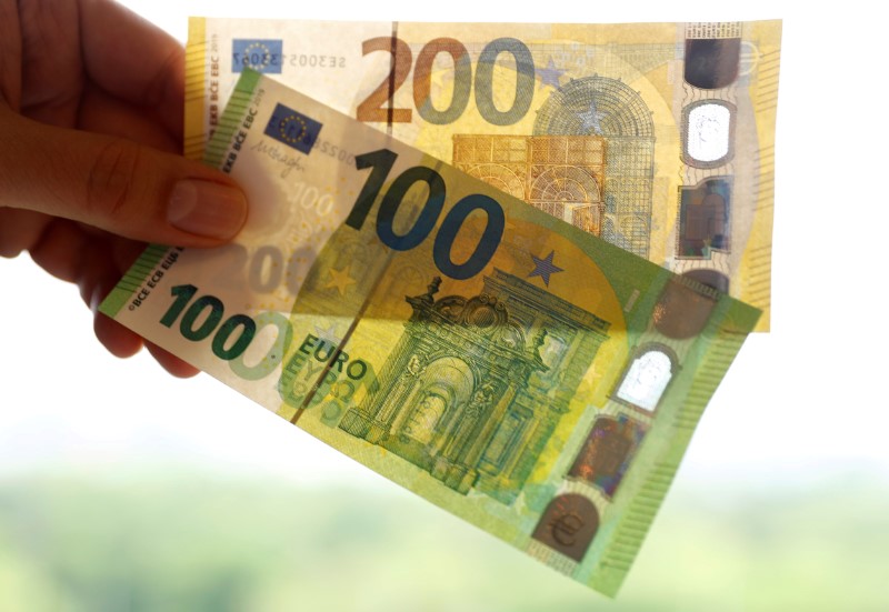 © Reuters. FOTO DE ARCHIVO: Los nuevos billetes de 100 y 200 euros se presentan en la sede del Bundesbank de la Reserva Federal de Alemania en Frankfurt