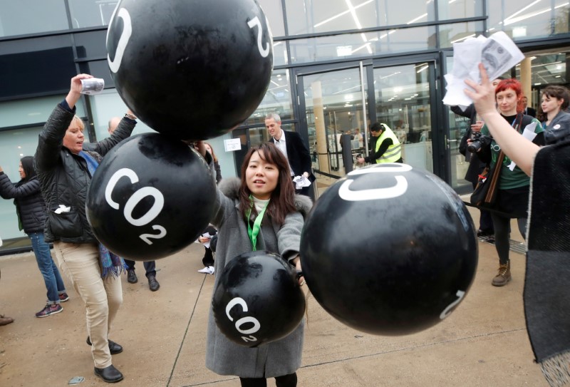 &copy; Reuters. Ativistas protestam contra comérco de emissões de dióxido de carbono em Bonn