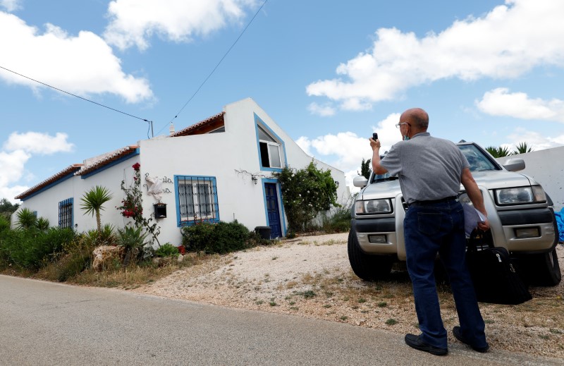 &copy; Reuters. Repórter fotografa casa onde viveu suspeito de sequestrar Madeleine McCann em 2007, perto de Lagos, em Portugal