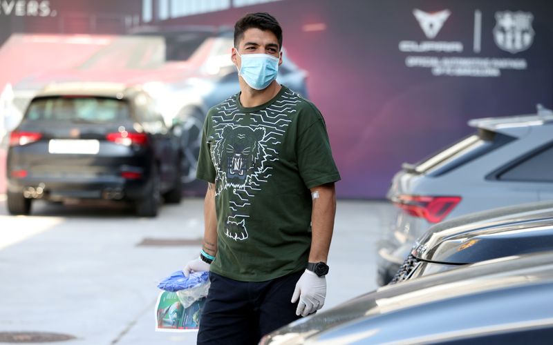 &copy; Reuters. Imagen de archivo de Luis Suárez en su regreso a la Ciutat Esportiva Joan Gamper para entrenar con el FC Barcelona tras el brote de coronavirus, en Barcelona, España