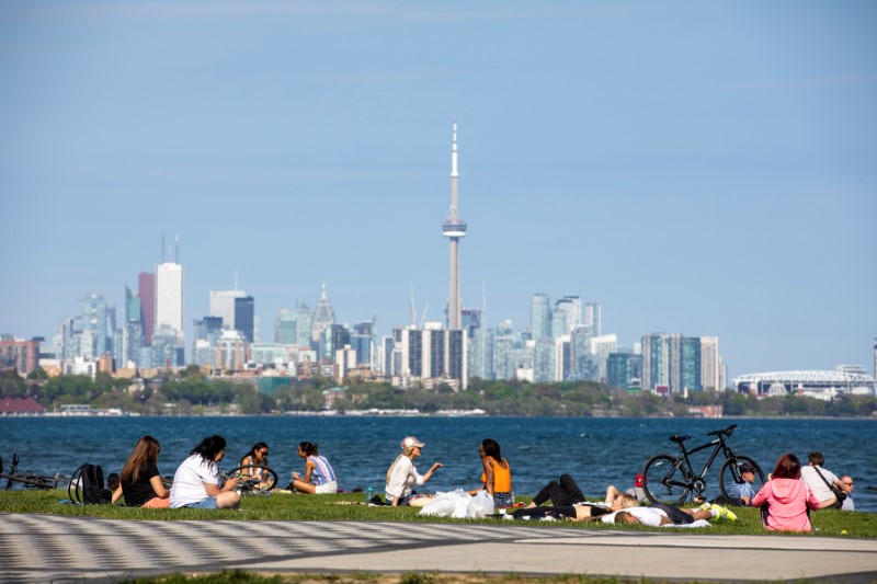 &copy; Reuters. FILE PHOTO: Ontario prepares for more phased re-openings from the coronavirus disease (COVID-19) restrictions in Toronto