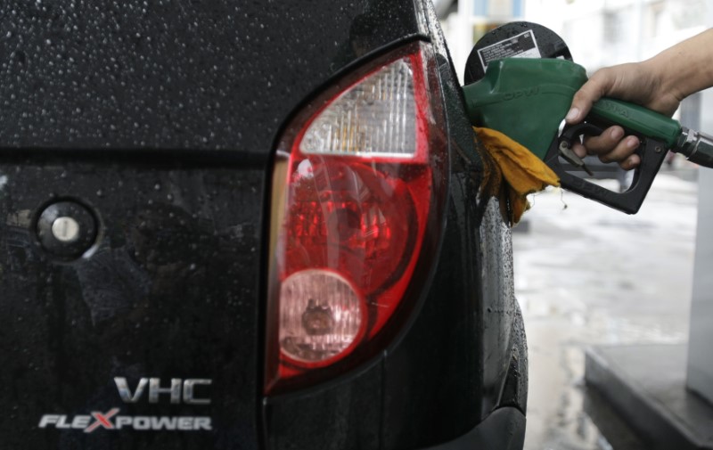 © Reuters. Carro abastecido com etanol em posto de combustíveis no Rio de Janeiro (RJ)