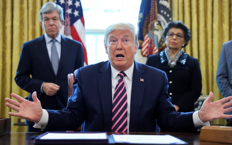 &copy; Reuters. Imagen de archivo del presidente de Estados Unidos, Donald Trump, hablando con periodistas en el Salón Oval de la Casa Blanca en Washington