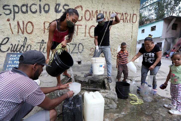 &copy; Reuters. Personas extraen agua de una fuente desconocida en el vecindario de bajos ingresos de Petare, en medio del brote de la enfermedad por coronavirus (COVID-19) en Caracas, Venezuela