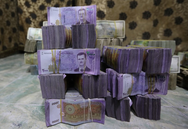 &copy; Reuters. Syrian pounds are pictured inside an exchange currency shop in Azaz