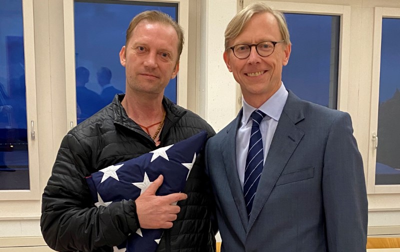 © Reuters. Michael White, a freed U.S. Navy veteran detained in Iran since 2018, poses with U.S. Special Envoy for Iran Brian Hook in Zurich