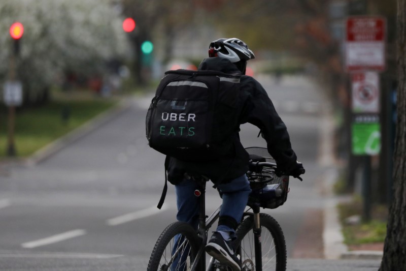 &copy; Reuters. An Uber Eats bicyclist makes a delivery during the coronavirus outbreak, in the U.S. Capitol Hill neighborhood in Washington