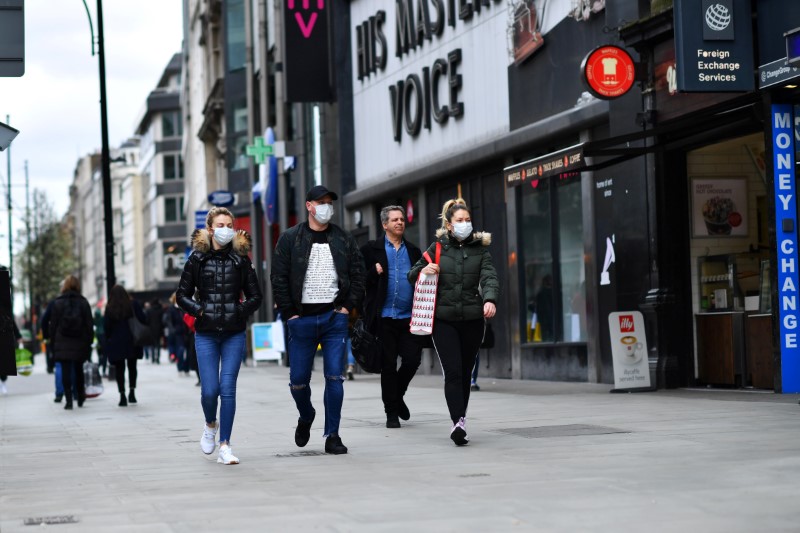 &copy; Reuters. People wear masks as they walk down Oxford Street in London