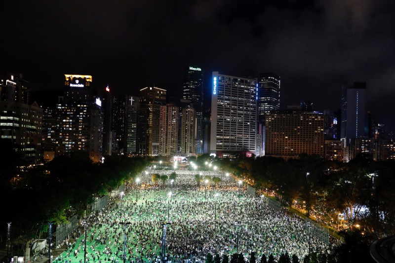 © Reuters. Protesters take part in a candlelight vigil to mark the 31st anniversary of the crackdown of pro-democracy protests at Beijing's Tiananmen Square in 1989, after police rejected a mass annual vigil on public health grounds, at Victoria Park, in Hong Kong