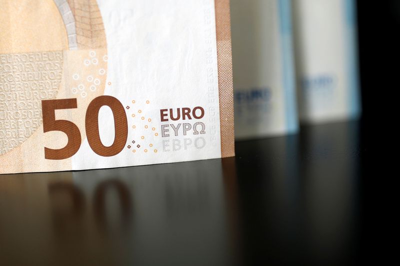 &copy; Reuters. 50 and 20 Euro banknotes are displayed in this picture illustration