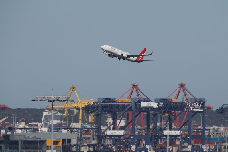 © Reuters. FILE PHOTO: A Qantas plane takes off from Kingsford Smith International Airport in Sydney