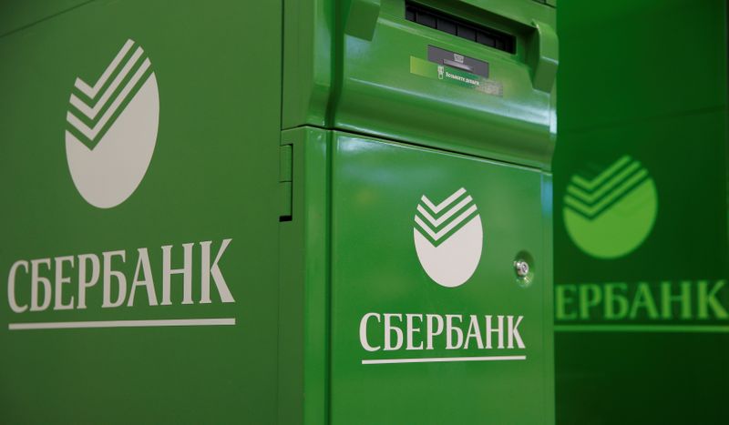 &copy; Reuters. Логотип Сбербанка на банкоматах в отделении банка в Москве