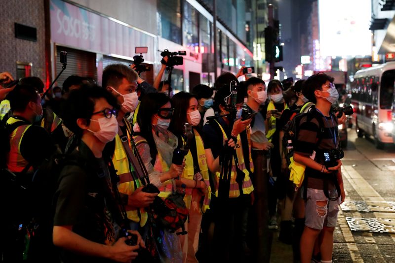 &copy; Reuters. FOTO DE ARCHIVO: Periodistas con chalecos amarillos son vistos durante una protesta antigubernamental en Mong Kok, en Hong Kong, China, el 13 de mayo de 2020