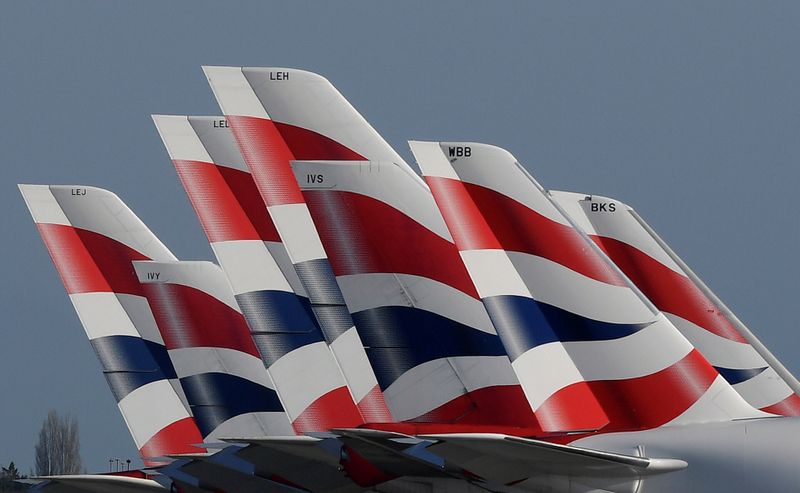 &copy; Reuters. FOTO DE ARCHIVO: Estabilizadores de cola de aviones de British Airways en el aeropuerto de Heathrow