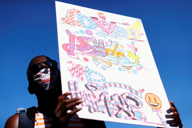 © Reuters. Black Lives Matter rally protesting the death in Minneapolis police custody of George Floyd and the deaths of Kendrec McDade, Leroy Barnes and JR Thomas by Pasadena police, outside the Pasadena Police Department