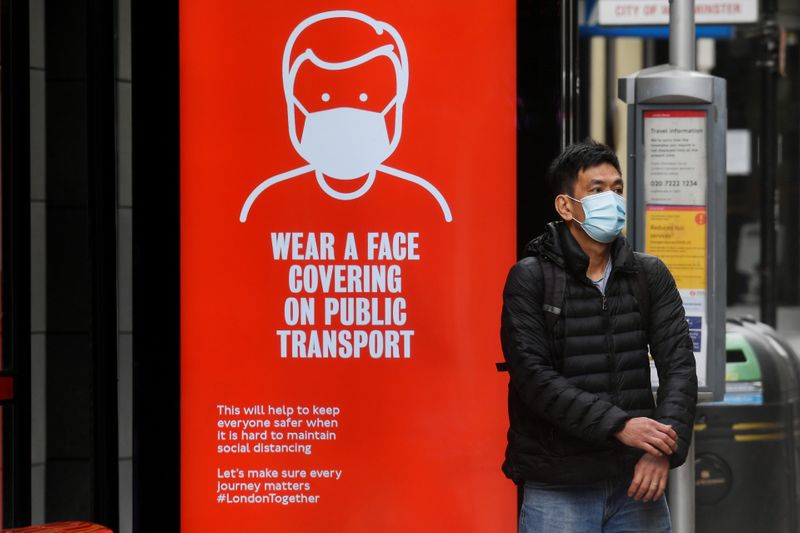 &copy; Reuters. FOTO DE ARCHIVO: Un hombre con una mascarilla en Londres