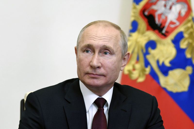 © Reuters. FILE PHOTO:  Russia's President Putin takes part in a video conference call outside Moscow