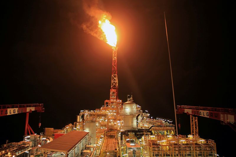 &copy; Reuters. FILE PHOTO: Kaombo Norte floating oil platform is seen at night off the coast of Angola