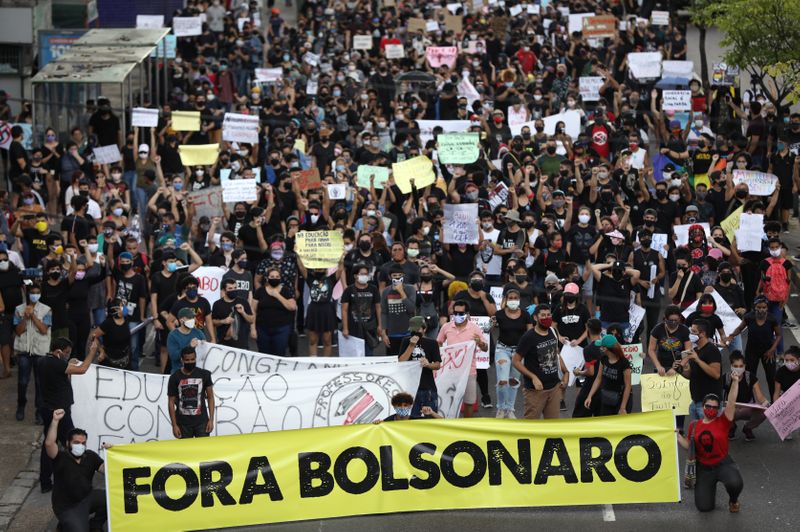 &copy; Reuters. Manifestantes protestam contra presidente Jair Bolsonaro em Manaus