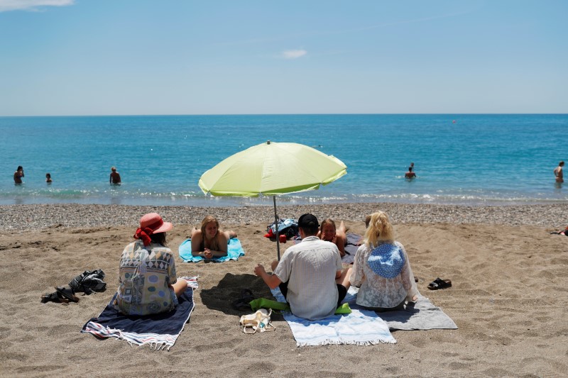 © Reuters. FOTO DE ARCHIVO: Personas disfrutan en la playa de La Malagueta mientras que algunas provincias españolas relajan las medidas de confinamiento durante la fase dos, en Málaga, sur de España el 1 de junio de 2020