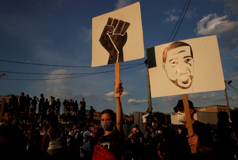 &copy; Reuters. Manifestantes protestam contra racismo em Paris