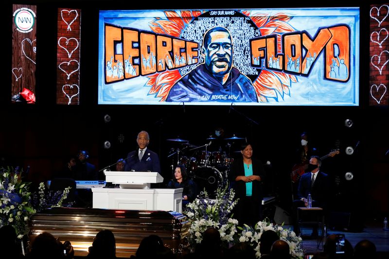 &copy; Reuters. Reverendo Al Sharpton discursa durante homenagem a George Floyd em Mineápolis