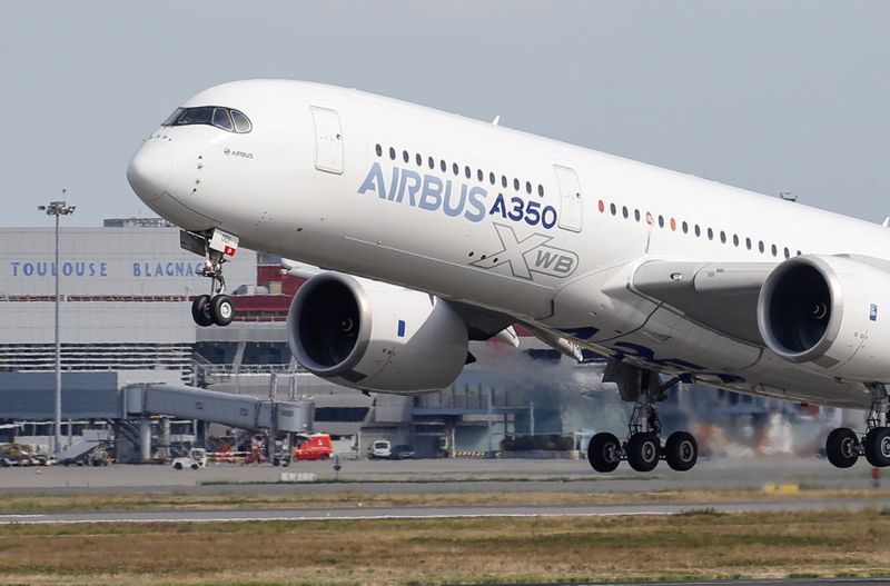 &copy; Reuters. FILE PHOTO: An Airbus A350 takes off at the aircraft builder&apos;s headquarters in Colomiers near Toulouse