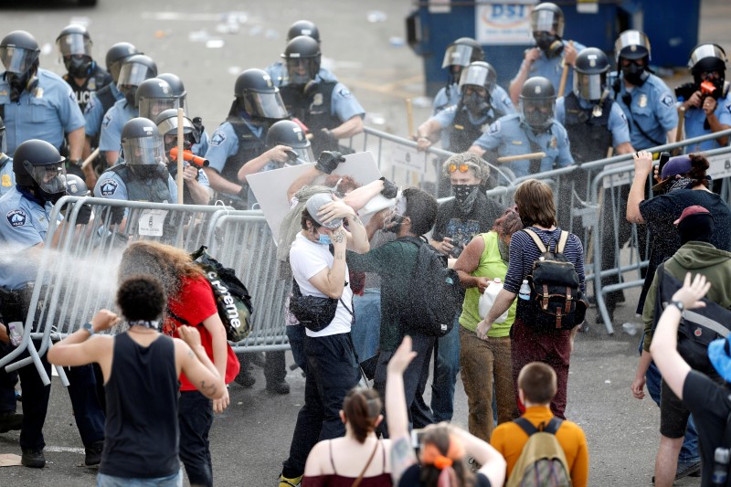 &copy; Reuters. FOTO DE ARCHIVO. La policía rocía a los manifestantes tras romper una valla cerca de un recinto policial de Mineápolis, en Minnesota, EEUU
