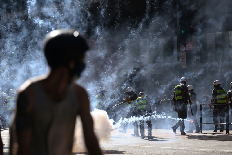 © Reuters. Un hombre se aleja de efectivos de la policía de Brasil durante una protesta contra el Gobierno en Sao Paulo. FOTO DE ARCHIVO.  Mayo 31, 2020. REUTERS/Rahel Patrasso