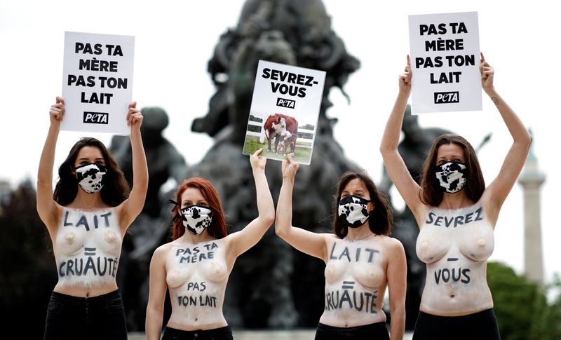 &copy; Reuters. Foto del viernes de activistas de PETA protestando contra la explotación de las vacas en París
