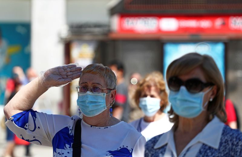 &copy; Reuters. CORONAVIRUS: L&apos;OMS RECOMMANDE DÉSORMAIS LE PORT DU MASQUE DANS L&apos;ESPACE PUBLIC