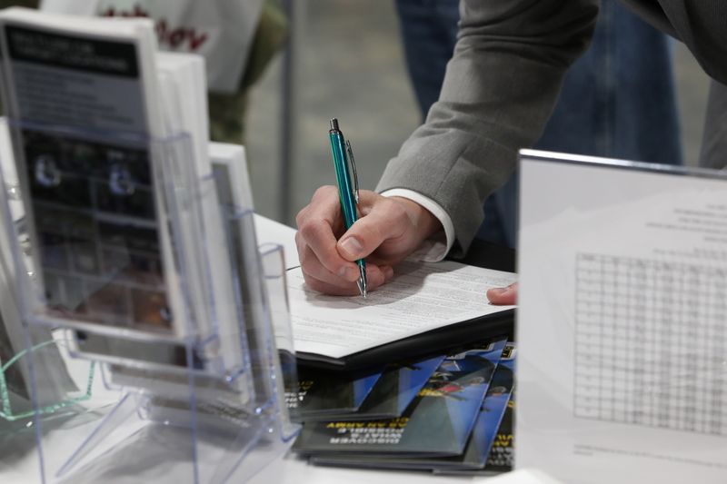 © Reuters. Homem preenche formulários em feirão de emprego em Sandy, Utah (EUA)