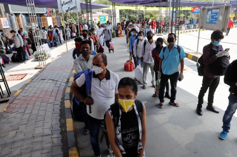 &copy; Reuters. الوباء يشتد في الهند وجنوب آسيا لكن دون الوصول إلى حد الانفجار