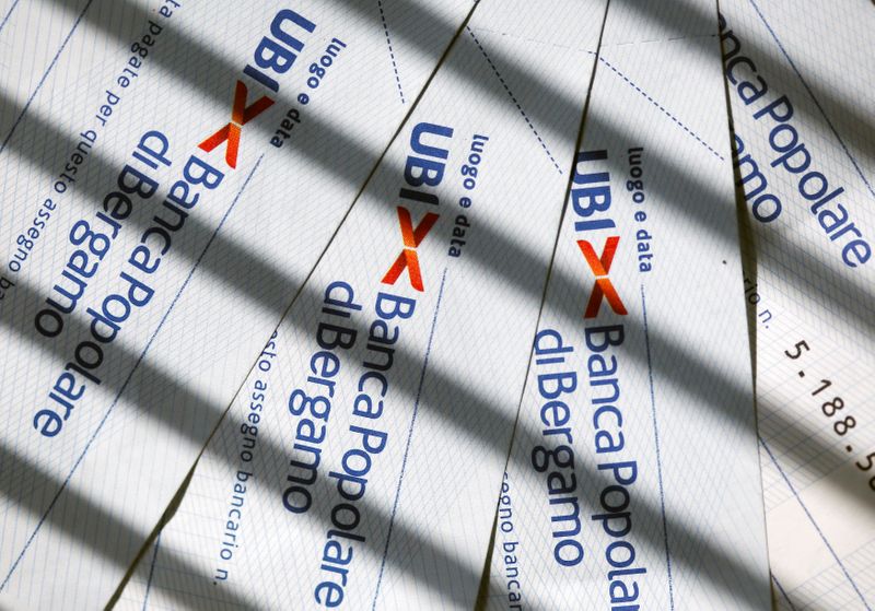 © Reuters. FILE PHOTO: Pages of a cheque book of Ubi Banca Popolare di Bergamo are seen in this picture illustration