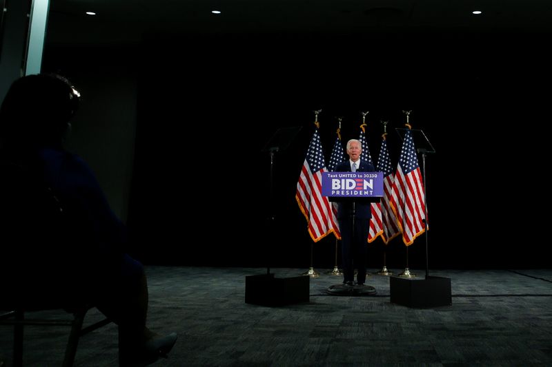 © Reuters. U.S. Democratic presidential candidate Joe Biden speaks during a campaign event in Dover