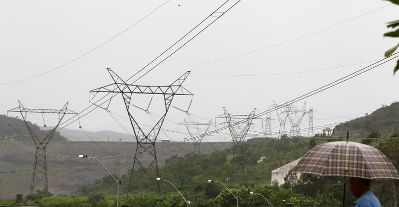 &copy; Reuters. Linhas de transmissão de energia em São José da Barra (MG)