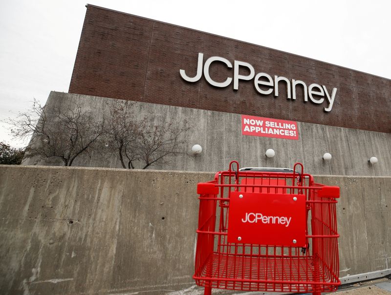 &copy; Reuters. FILE PHOTO: An empty shopping cart sits in front of the J.C. Penney department store in North Riverside